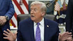 El presidente Donald Trump habla durante una ceremonia de firma de una iniciativa sobre la inteligencia artificial en el Despacho Oval de la Casa Blanca, el jueves 11 de diciembre de 2025, en Washington. (AP Foto/Alex Brandon)