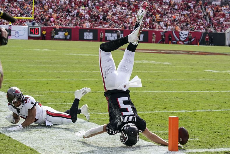 Drake London (5), receptor de los Falcons de Atlanta, cae después de recibir un golpe del safety Antoine Winfield Jr. (31), de los Buccaneers de Tampa Bay, durante la segunda mitad del partido de la NFL del domingo 22 de octubre de 2023, en Tampa, Florida. (AP Foto/Chris OMeara)