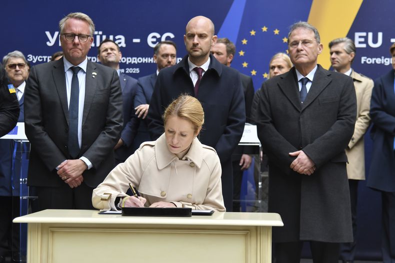 La alta representante de la Unión Europea para Asuntos Exteriores y Política de Seguridad, Kaja Kallas, firma un acuerdo para transferir a Ucrania una porción de las ganancias de los activos rusos congelados durante la reunión de ministros de Exteriores de Ucrania y de la Unión Europea en Leópolis, Ucrania, el viernes 9 de mayo de 2025. (AP Foto/Mykola Tys)