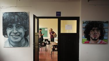Pinturas que representan al fallecido astro del fútbol Diego Maradona se exhiben en la Facultad de Ciencias Sociales de la Universidad de Buenos Aires donde se celebra el congreso internacional en su honor, en Buenos Aires, Argentina, el jueves 6 de noviembre de 2025. (AP Foto/Natacha Pisarenko)