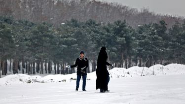 americateve | Un iran&iacute; lanza una bola de nieve contra su esposa en Teher&aacute;n, Ir&aacute;n, el martes 4 de febrero de 2014. Muchas partes e Ir&aacute;n est&aacute;n cubiertas por la nieve. Debido a las temperaturas g&eacute;lidas, tres personas murieron cuan