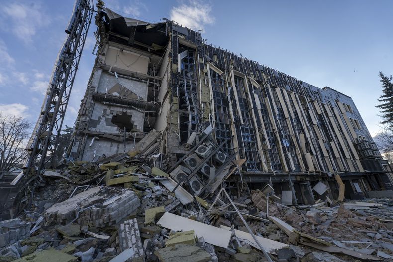 El edificio del Ayuntamiento, dañado por un ataque ruso con cohetes en el que murieron varias personas, en Izium, Ucrania, el martes 4 de febrero de 2025. (AP Foto/Andrii Marienko)