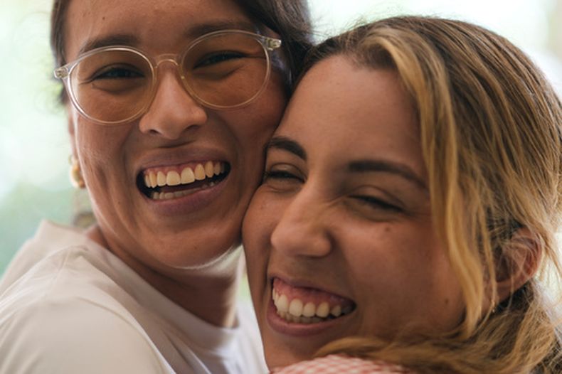 Las recién casadas Scarlett Rocha, a la derecha, y Fabiana Justiniano posan para una foto en su casa en Santa Cruz, Bolivia, el sábado 15 de agosto de 2026. (AP Foto/Juan Karita)