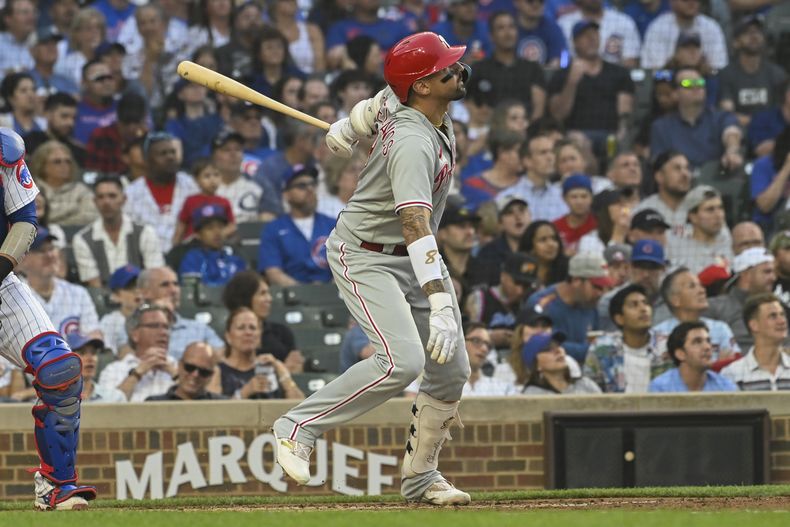 Nick Castellanos de los Filis de Filadelfia pega un jonrón de tres carreras en la segunda entrada del encuentro ante los Cachorros de Chicago el miércoles 28 de junio del 2023. (AP Foto/Matt Marton)