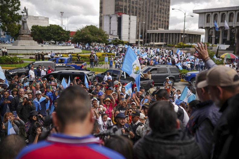 Manifestantes miran al presidente electo, Bernardo Arévalo, hijo del primer presidente elegido democráticamente en Guatemala en 1945, Juan José Arévalo, mientras saluda en la conmemoración de la Revolución de octubre de 1944 en la plaza de los Derechos Humanos, en Ciudad de Guatemala, el viernes 20 de octubre de 2023. Está previsto que Bernardo Arévalo tome posesión de su cargo el 14 de enero de 2024. (AP Foto/Santiago Billy)