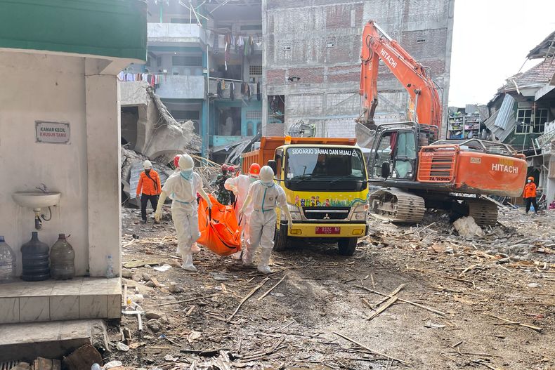 La escena después del derrumbe en Sidoarjo, Java Oriental, Indonesia, el 5 de octubre del 2025. (AP foto/Trisnadi)