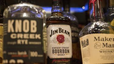 Botellas de bebidas alcohólicas en un bar en Eagle, Colorado, el 25 de diciembre de 2018. (AP Photo/Jenny Kane, Archivo)