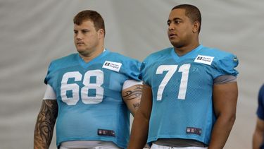 americateve | Fotograf&iacute;a de archivo del 24 de julio de 2013 muestra al guard Richie Incognito (68) y al tackle Jonathan Martin (71), de los Dolphins de Miami, en el campo durante una pr&aacute;ctica en Davie, Florida. (Foto AP/Lynne Sladky, archivo)