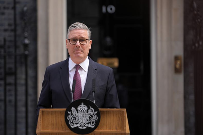 El primer ministro británico Keir Starmer anuncia su renuncia en 10 Downing Street en Londres, el 22 de junio del 2026 (AP foto/Kin Cheung)