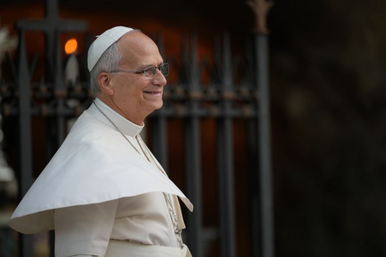 El papa León XIV asiste al acto Un millón de niños rezando el rosario en la Gruta de Lourdes, en los Jardines del Vaticano, el jueves 1 de octubre de 2026. (Foto AP/Andrew Medichini)
