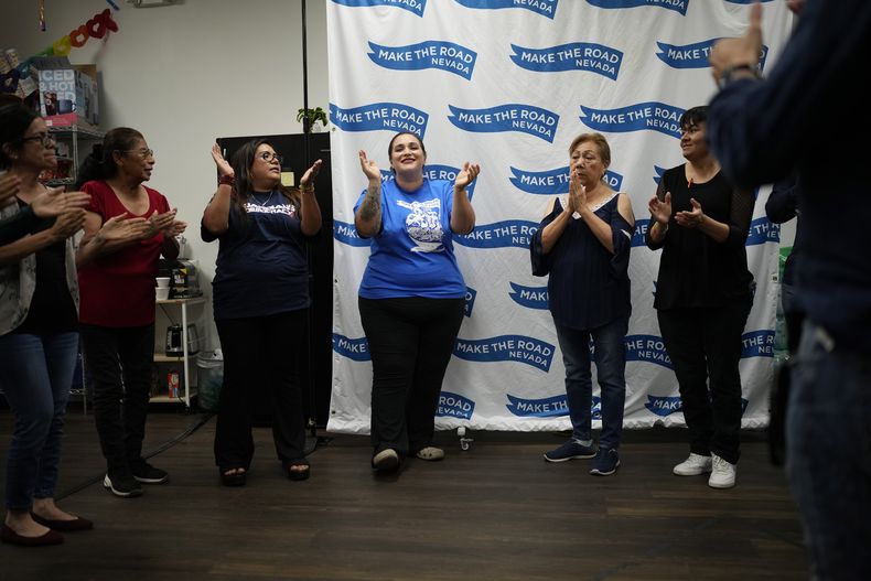 Erika Márquez, en el centro, dirige una reunión en la organización sin ánimo de lucro Make the Road Nevada, donde trabaja como organizadora de inmigración y justicia, el jueves 12 de septiembre de 2024, en Las Vegas. Márquez es beneficiaria de una amnistía del gobierno de Obama para inmigrantes traídos a Estados Unidos de forma ilegal cuando eran niños. (AP Foto/John Locher)