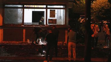 La policía inspecciona un área cercana a un cuartel policial donde estalló un dispositivo explosivo, el viernes 25 de abril de 2025, en Cali, Colombia. (AP Foto/Juan B Díaz)