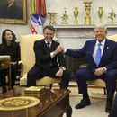 El presidente de Francia, Emmanuel Macron, desde la segunda izquierda, habla con el presidente Donald Trump mientras el vicepresidente JD Vance y el secretario de Estado Marco Rubio reaccionan durante una reunión en el Despacho Oval de la Casa Blanca en Washington, el lunes 24 de febrero de 2025. (Ludovic Marin/Pool via AP)