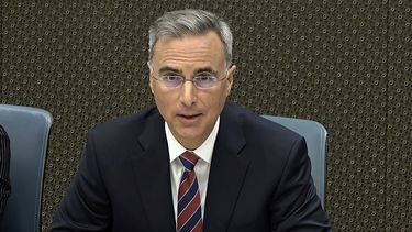 ARCHIVO - Esta imagen, tomada de un video difundido por la Comisión Selecta de la Cámara de Representantes, muestra a Pat Cipollone, exabogado de la Casa Blanca, durante una audiencia ante dicha comisión el 12 de julio de 2022, en el Capitolio, en Washington. La comisión investiga el ataque del 6 de enero de 2021 al Capitolio federal. (Comisión Selecta de la Cámara de Representantes vía AP, archivo)
