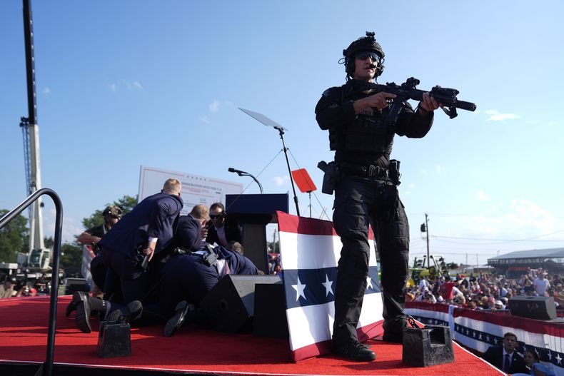 El expresidente y probable candidato republicano a la presidencia Donald Trump es cubierto por agentes del Servicio Secreto en un acto de campaña el sábado 13 de julio de 2024 en Butler, Pensilvania. (AP Foto/Evan Vucci)