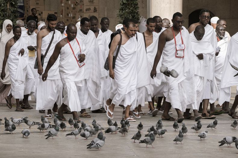 Devotos del islam transitan afuera de la Gran Mezquita previo a la Hajj (peregrinación anual) en La Meca, Arabia Saudita, el sábado 24 de junio de 2023. . (AP Foto/Amr Nabil)