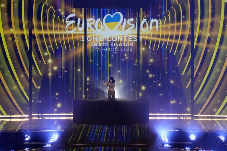 La artista sueca Loreen actúa tras ganar el concurso de canción Eurovisión en Liverpool, Inglaterra, el sábado 13 de mayo de 2023. (AP Foto/Martin Meissner)