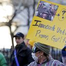 Manifestante sostiene una pancarta mientras espera la llegada de Luigi Mangione para su comparecencia ante el Tribunal Penal de Manhattan, el lunes 23 de diciembre de 2024, en Nueva York. (AP foto/Stefan Jeremiah)