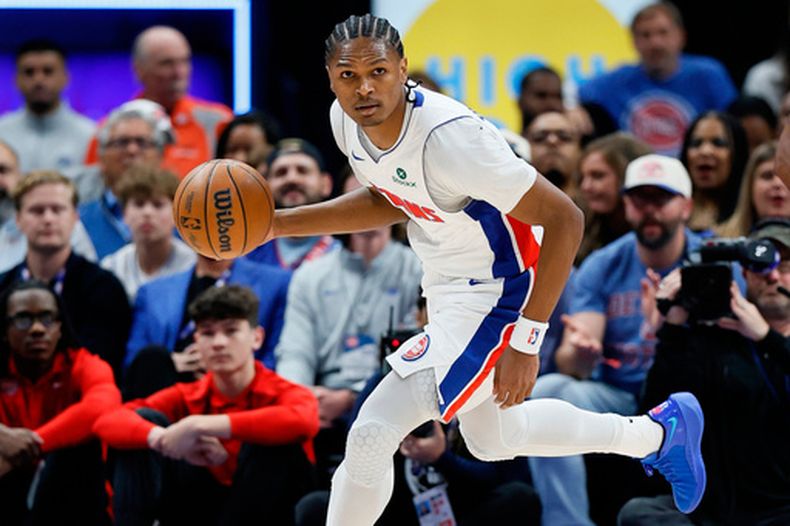 ARCHIVO - Foto del 29 de abril del 2026, el base de los Pistons de Detroit Ausar Thompson en el juego 5 de la primera ronda ante el Magic de Orlando. (AP Foto/Duane Burleson, Archivo)