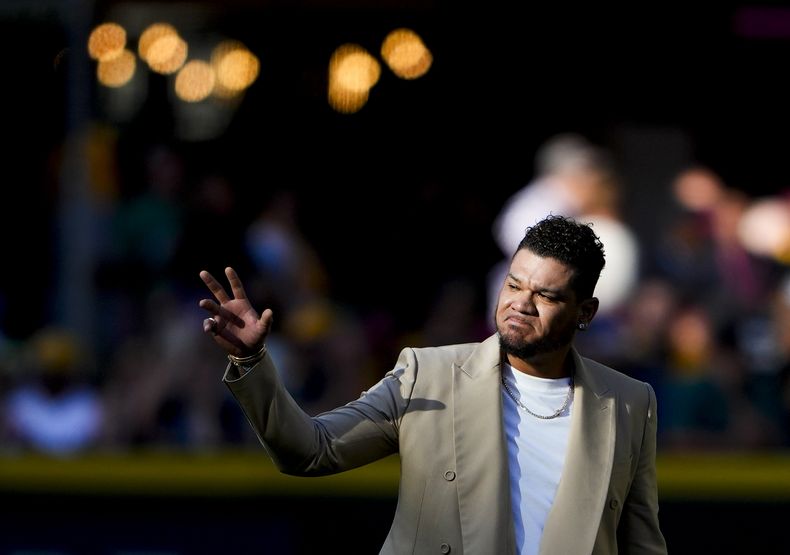 El venezolano Félix Hernández, expitcher de los Marineros de Seattle, saluda a su llegada a la ceremonia en que se le exaltó como miembro del Salón de la Fama del club, el sábado 12 de agosto de 2023 (AP Foto/Lindsey Wasson)