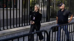 La reportera senior de la Casa Blanca de CNN, Betsy Klein, camina hacia la Casa Blanca, poco antes de que le confiscaran sus credenciales por orden presidencial junto con otros reporteros, el sábado 19 de septiembre de 2026, en Washington. (Foto AP/Jose Luis Magana)