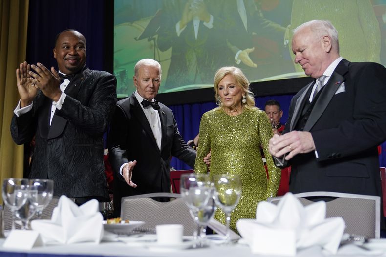 El presidente de Estados Unidos, Joe Biden, y la primera dama, Jill Biden,llegan a la cena de la Asociación de Corresponsales de la Casa Blanca en el Washington Hilton de Washington, el sábado 29 de abril de 2023. (AP Foto/Carolyn Kaster)