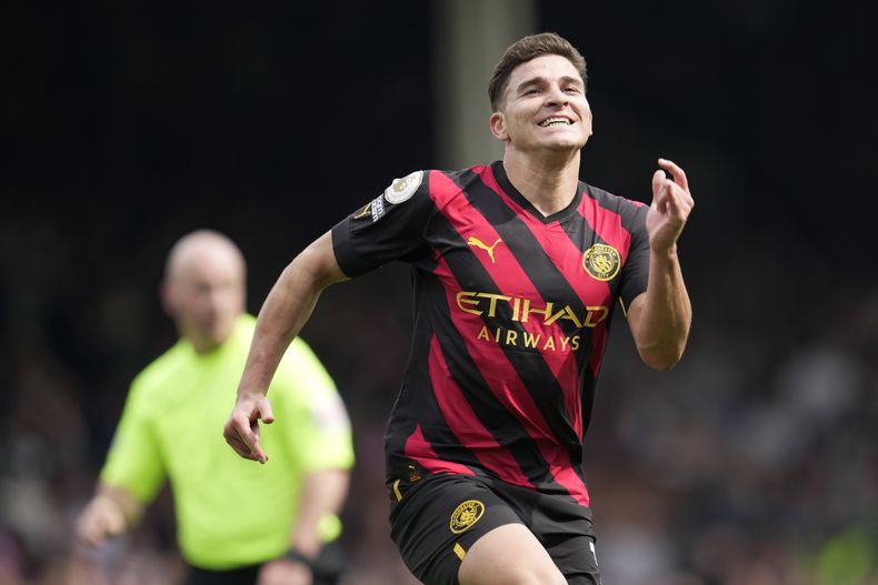 Julián Álvarez celebra tras anotar el segundo gol del Manchester City en la victoria 2-1 ante Fulham en la Liga Premier, el domingo 30 de abril de 2023, en Londres. (AP Foto/Kin Cheung)
