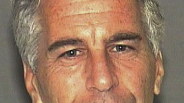Jeffrey Epstein, el financista estadounidense que fue acusado de abuso sexual de menores y que murió en la cárcel. Foto del arresto, el 27 de julio de 2006, proveida por la policía de Palm Beach en Florida. (Policía de Palm Beach via AP)