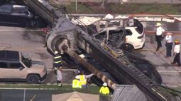 Esta imagen tomada de un vídeo de WSVN muestra a las autoridades de Miami respondiendo a la escena de una grúa que se derrumbó en una obra de construcción, el lunes 14 de septiembre de 2026. (WSVN vía AP)