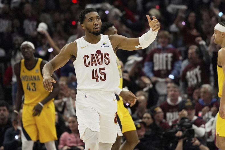 El escolta de los Cavaliers de Cleveland, Donovan Mitchell (45), hace un gesto a la multitud durante el Juego 1 de las semifinales de la Conferencia Este de los playoffs de baloncesto de la NBA contra los Pacers de Indiana, el domingo 4 de mayo de 2025, en Cleveland. (AP Foto/Sue Ogrocki)