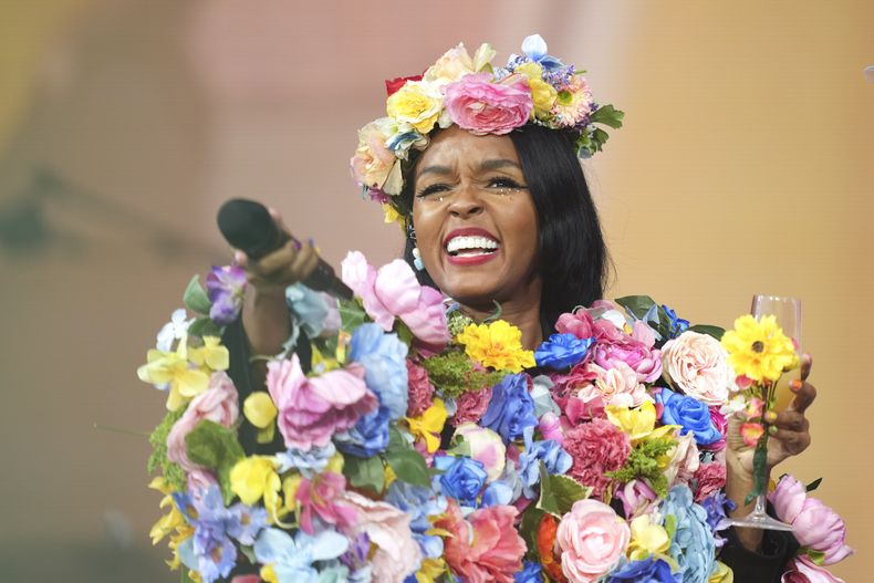 Janelle Monae durante su concierto en el Festival de Glastonbury en Worthy Farm, Somerset, Inglaterra, el domingo 30 de junio de 2024. (Scott A Garfitt/Invision/AP)