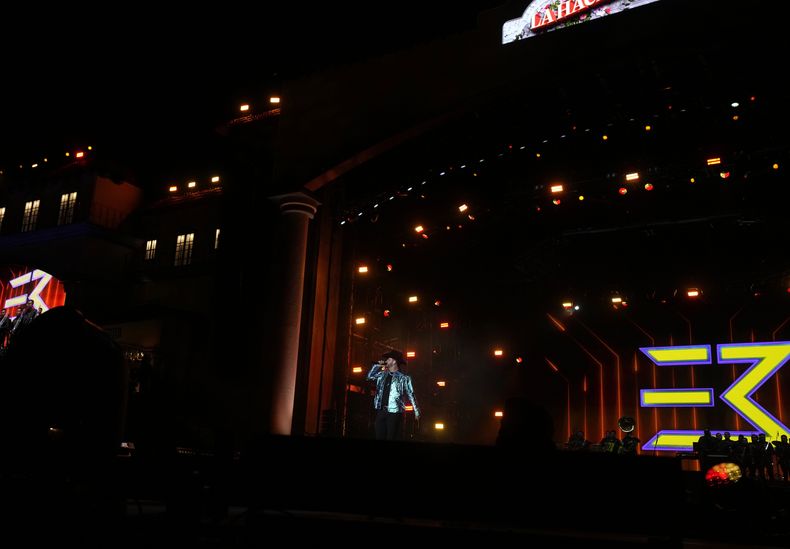 El cantante mexicano Edén Muñoz durante su concierto en el segundo día del festival Arre en la Ciudad de México el 10 de septiembre de 2023. (Foto AP/Fernando Llano)