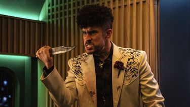 Reseña: “Bullet Train” se descarrila, pero Pitt no