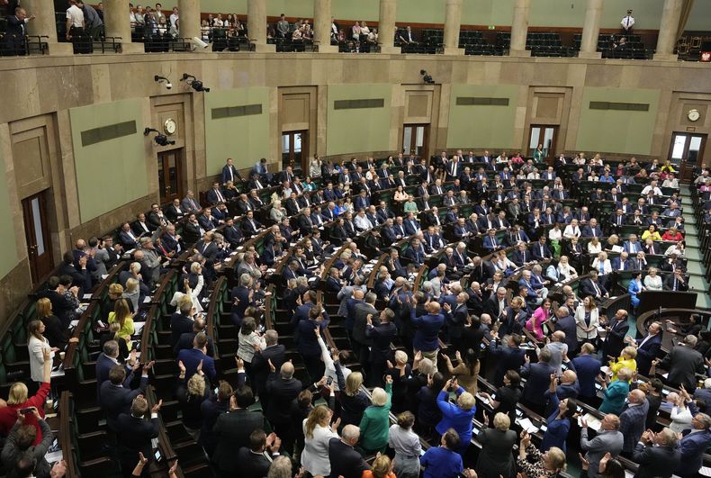 ARCHIVO - Los legisladores polacos votan en el Parlamento, en Varsovia, Polonia, el 26 de mayo de 2023. (AP Foto/Czarek Sokolowski)