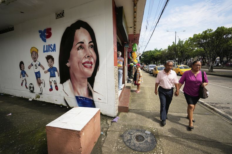 Un mural de Luisa González, candidata presidencial por el partido Revolución Ciudadana, cubre una pared en Guayaquil, Ecuador, el jueves 10 de abril de 2025. (AP Foto/Fernando Vergara)