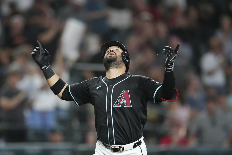 El venezolano Eugenio Suárez, de los Diamondbacks de Arizona, mira al cielo tras conectar un grand slam frente a los Marineros de Seattle, el miércoles 11 de junio de 2025 (AP Foto/Ross D. Franklin)