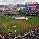 ARCHIVO - Esta fotografía de archivo del 4 de julio de 2013 muestra una bandera estadounidense, con la forma del país, en los jardines antes de un partido de béisbol entre los Nacionales de Washington y los Cerveceros de Milwaukee en el Nationals Park de Washington. El fiscal general de Washington demandó a StubHub, acusando a la plataforma de reventa de entradas de anunciar precios engañosamente bajos y luego aumentar los precios con tarifas adicionales. (Foto AP/Mark Tenally, archivo)