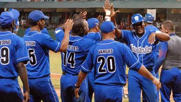 americateve | Por primera vez en cinco décadas del régimen, Cuba permitirá la entrada de los cazatalentos del béisbol profesional para que contraten a peloteros en la isla.