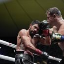 El mexicano Saúl Canelo Álvarez enfrenta al británico John Ryder en un combate por el título de los supermedianos, el sábado 6 de mayo de 2023, en Guadalajara (AP Foto/Moisés Castillo)