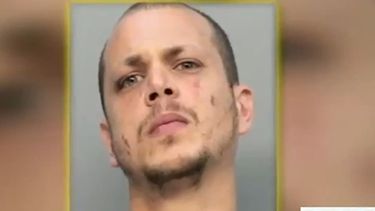 americateve | Un perro Pitbull habría sido la víctima del individuo, identificado como Lázaro Ruíz.