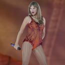 ARCHIVO - Taylor Swift se presenta en el Paris Le Defense Arena durante su concierto Eras Tour en París, el 9 de mayo de 2024. (AP Foto/Lewis Joly, Archivo)