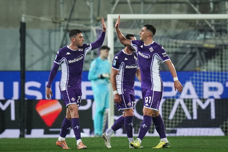 Robin Everardus Gosens celebra con su compañero de la Fiorentina Roberto Piccoli tras anotar en el encuentro de la Serie A ante la Lazio el lunes 13 de abril del 2026. (Massimo Paolone/LaPresse via AP)