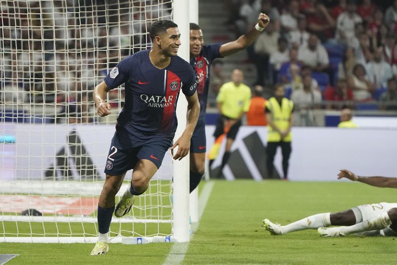 El marroquí Achraf Hakimi con el PSG celebra junto a Kylian Mbappé tras anotar el segundo gol de su equipo en el encuentro de la liga francesa ante el Lyon el domingo 3 de septiembre del 2023. (AP Foto/Laurent Cipriani)