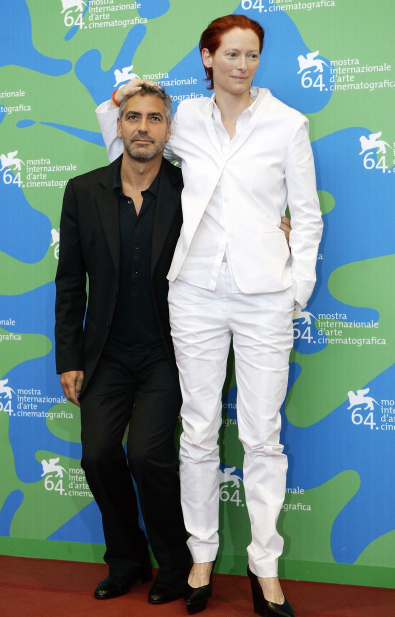 ARCHIVO - Los actores George Clooney, izquierda, y Tilda Swinton bromean durante la sesión fotográfica de su película Michael Cayton en competencia en el 64º Festival de Cine de Venecia, en Venecia, Italia, el 31 de agosto de 2007. (Foto AP/Andrew Medichini, archivo)