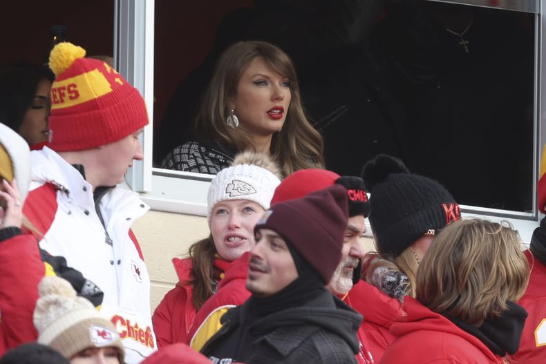 Taylor Swift observa desde una suite durante la primera mitad de un partido de playoffs de la AFC entre los Chiefs de Kansas City y los Texans de Houston, el sábado 18 de enero de 2025, en Kansas City, Missouri. (AP Foto/Travis Heying)