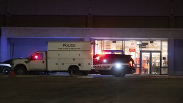 Investigadores de la policía de Colorado Springs trabajan en el Citadel Mall de Colorado Springs, Colorado, en Nochebuena después de que las autoridades informaran de una balacera en el lugar, el domingo 24 de diciembre de 2023. (Jerilee Bennett/The Gazette via AP)