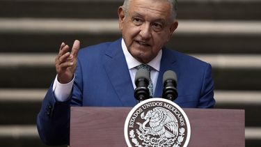 ARCHIVO - El presidente mexicano, Andrés Manuel López Obrador, durante una conferencia de prensa en el Palacio Nacional en Ciudad de México, el 10 de enero de 2023. El presidente de México anunció el lunes 11 de diciembre de 2023 que intentará eliminar a la mayoría de agencias reguladoras, como la de transparencia o la de competencia, antes de que termine su mandato el 30 de septiembre de 2024, aludiendo a que cuestan mucho y no son útiles. (AP Foto/Fernando Llano, Archivo)
