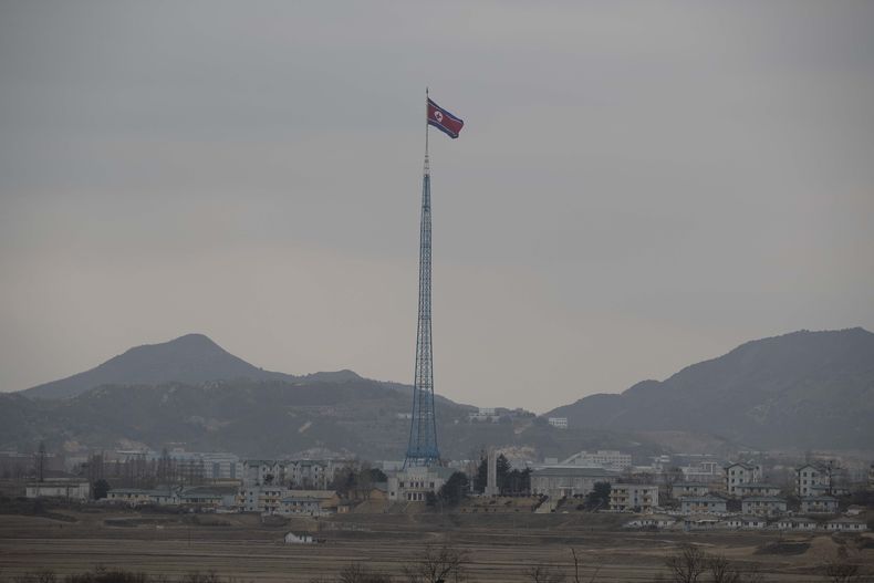 ARCHIVO - Una bandera norcoreana ondea en el poblado de Gijungdong, en Corea del Sur, vista desde el puesto de observación dentro de la zona desmilitarizada en Paju, en Corea del Sur, durante una visita a los medios el 3 de marzo de 2023. (Jeon Heon-Kyun/Pool foto via AP, Archivo)