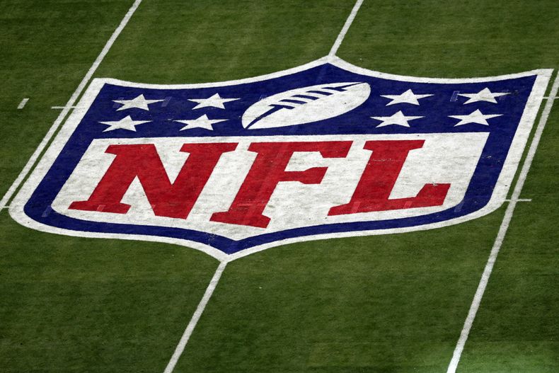 ARCHIVO - El logotipo de la NFL adorna el terreno antes del Super Bowl LVII, el 12 de febrero de 2023, en Glendale, Arizona (AP Foto/Adam Hunger, ARCHIVO)