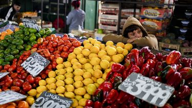 ARCHIVO - Un vendedor espera clientes en el mercado central de frutas y verduras en Buenos Aires, Argentina, el 10 de mayo de 2024. (AP Foto/Natacha Pisarenko, Archivo)